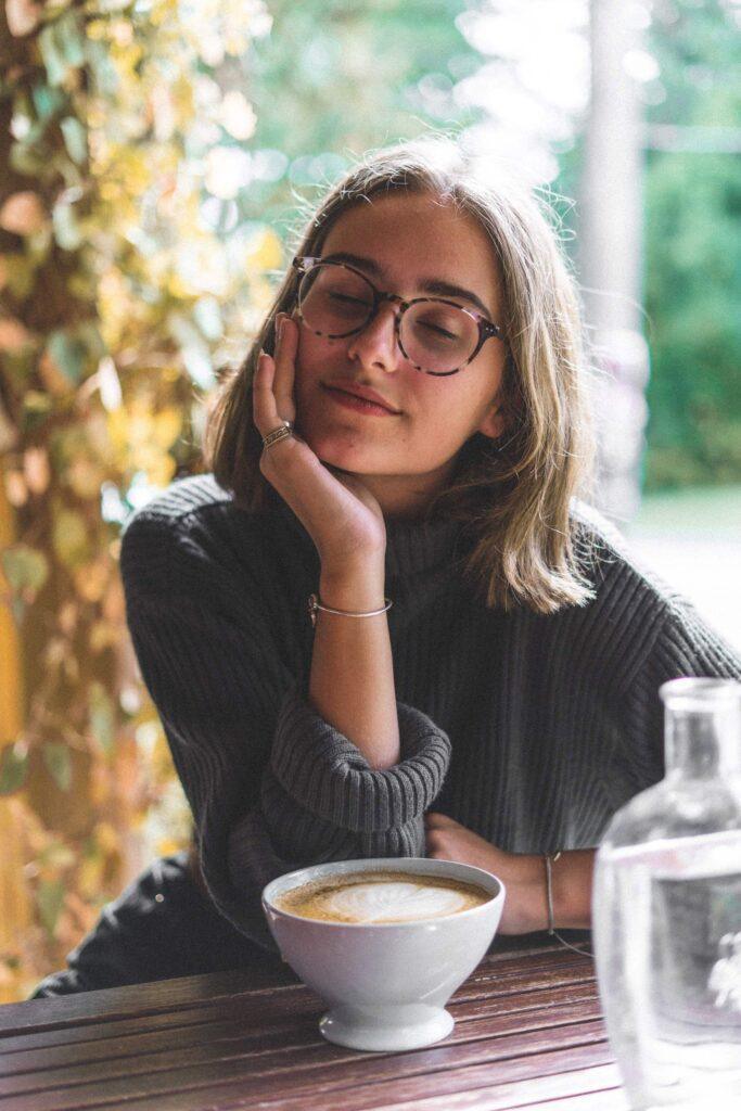 mulher com cabelo curto tomando uma sopa
