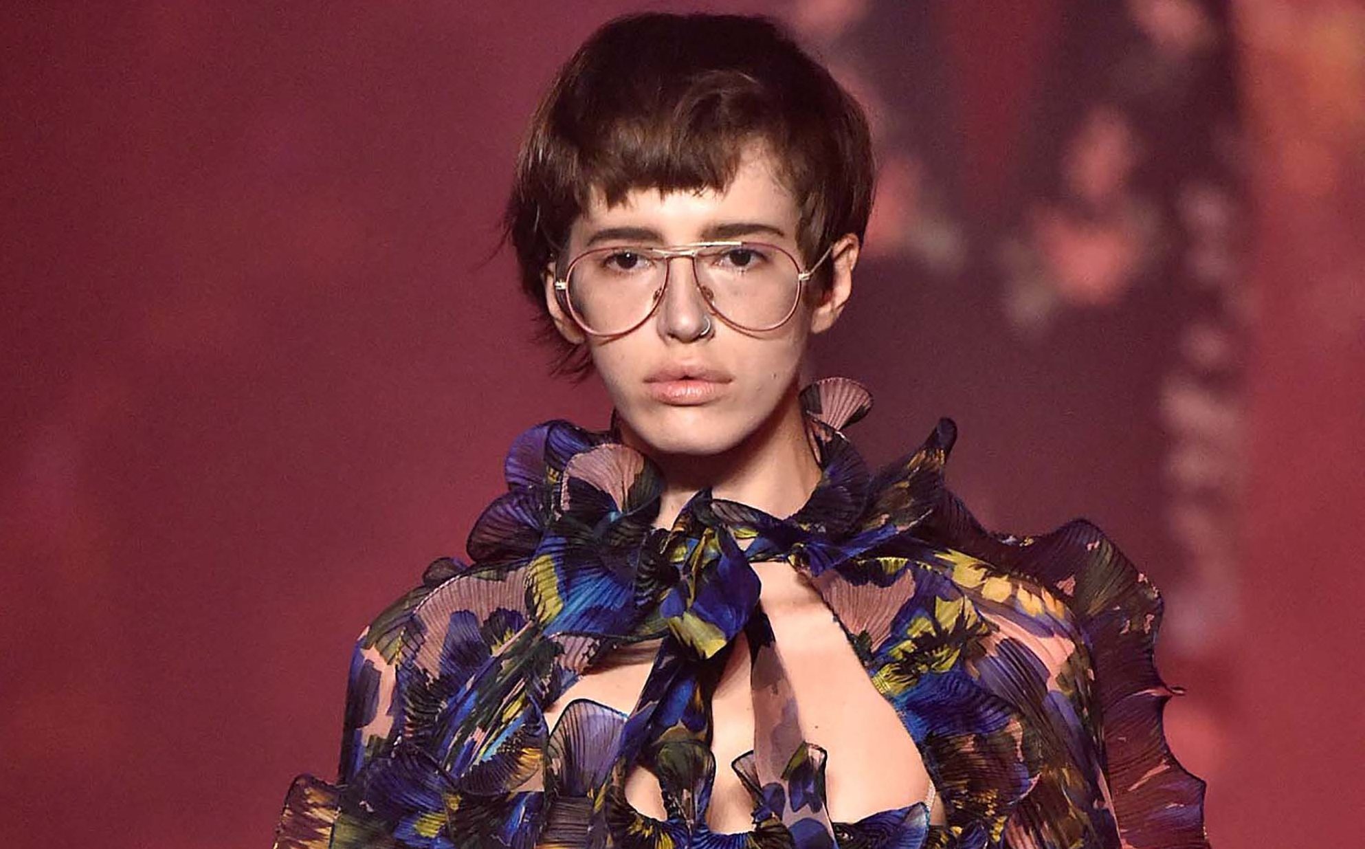 combinar óculos e cabelo modelo usa óculos e cabelo curtinho