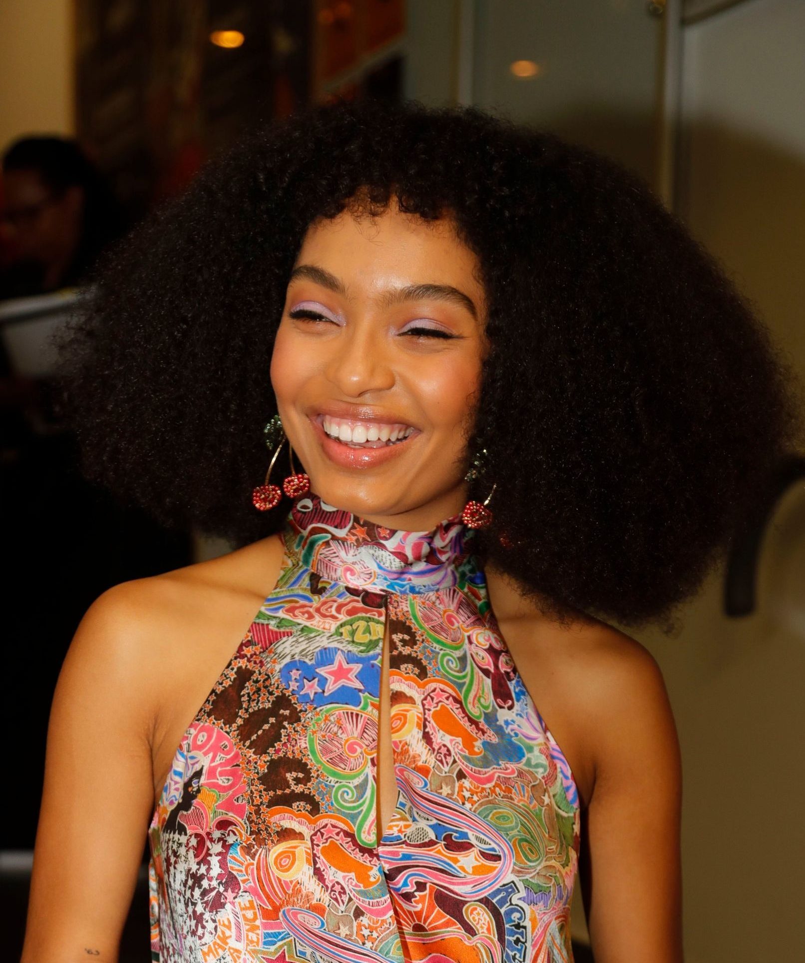 atriz yara shahidi com baby bangs