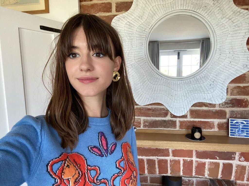 Atriz Daisy Edgar Jones com franja da moda wispy bangs