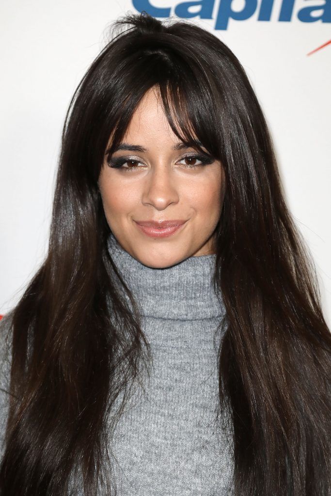 cantora camila cabello com curtain bangs
