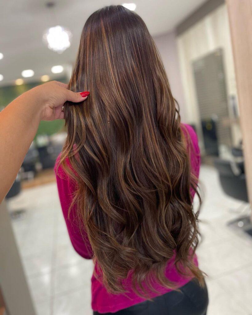 Mulher de costas com cabelo castanho