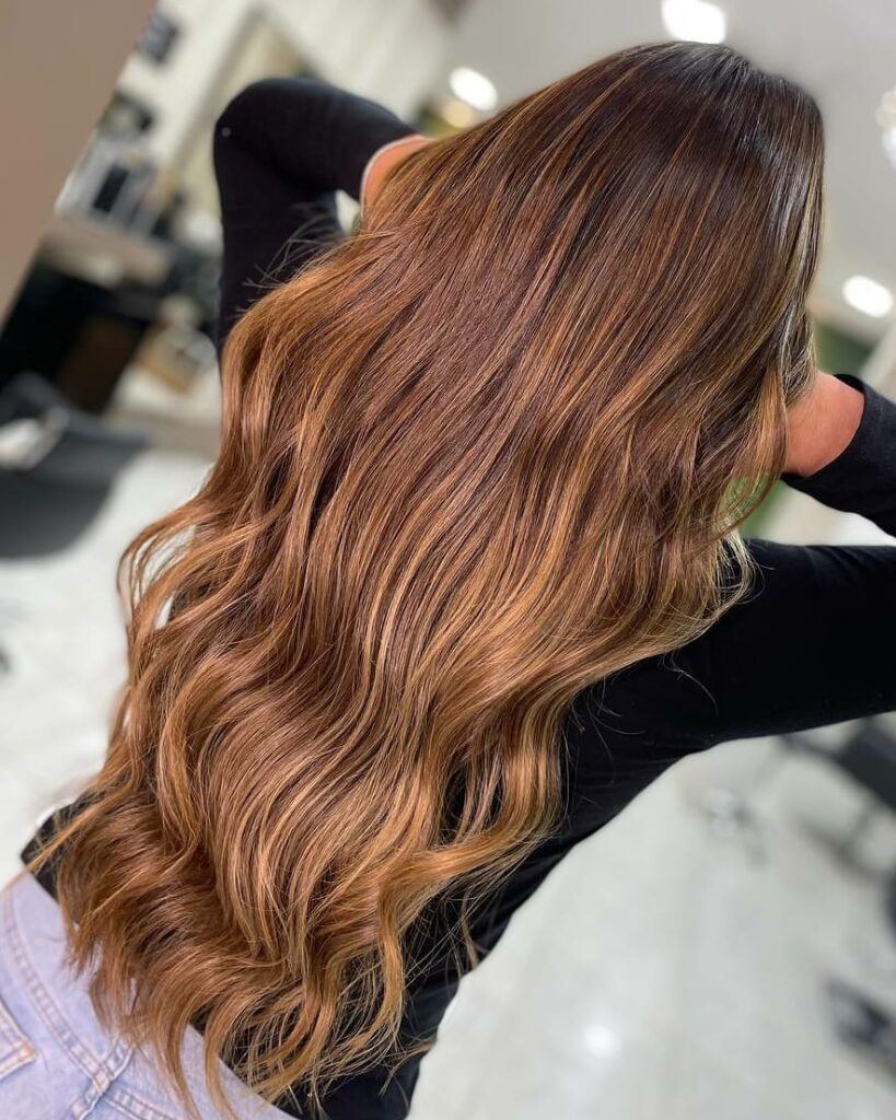 Mulher de costas com cabelo castanho claro