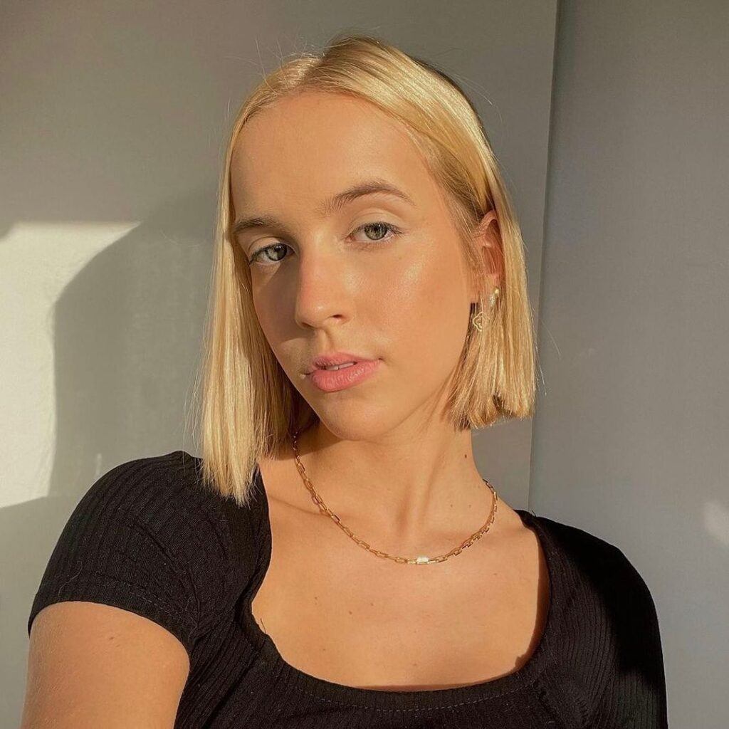 mulher de cabelo curto loiro platinado