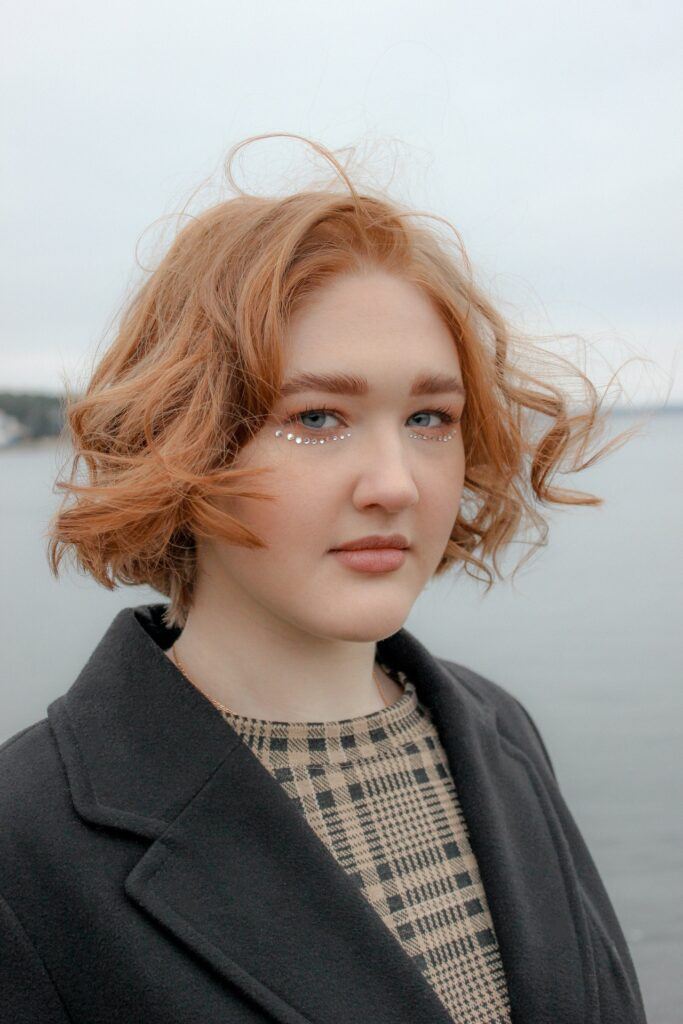 Mulher ruiva de cabelo curto