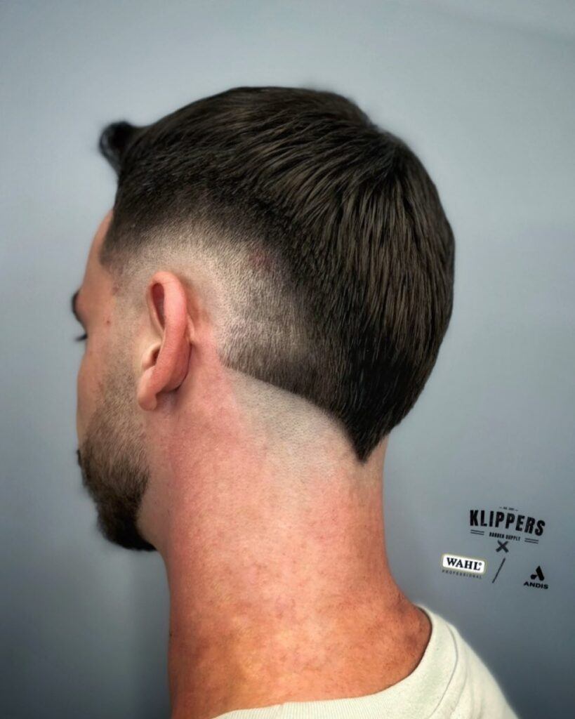 homem de lado com corte de cabelo