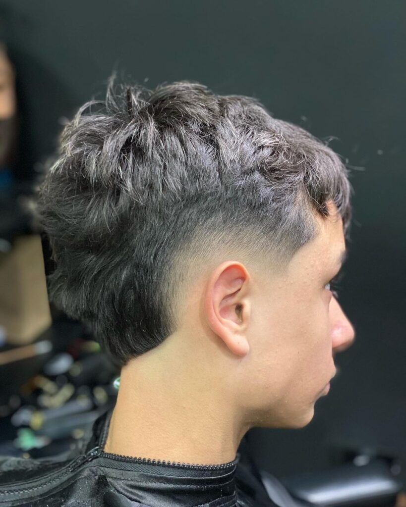 cabelo moicano com corte estilo burst fade