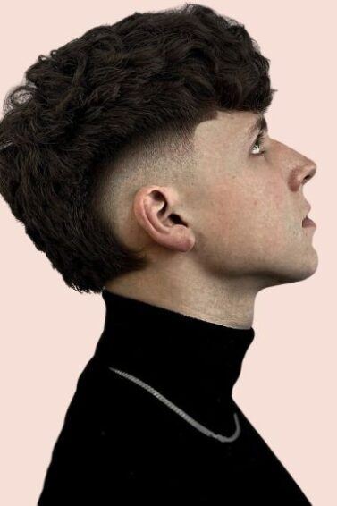 homem de perfil com corte de cabelo burst fade