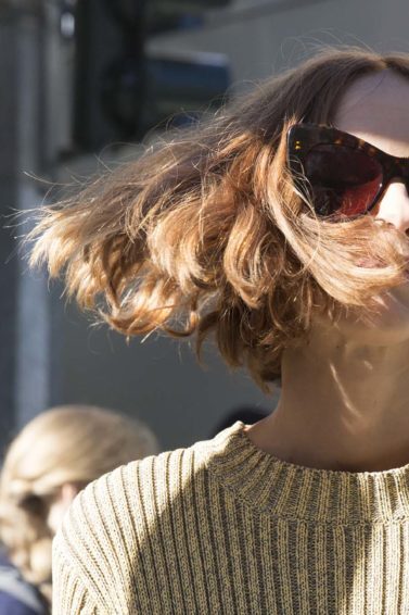 mulher branca com cabelo loiro curto e óculos