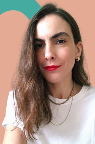 imagem de mulher com btom vermelho e cabelo ondulado medio
