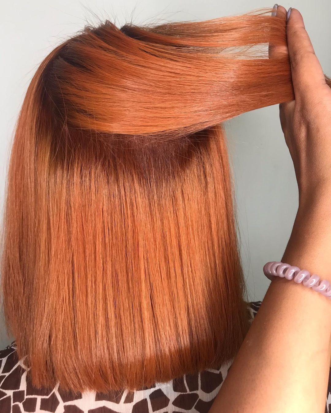 Mulher com cabelos ruivos vistos de costas