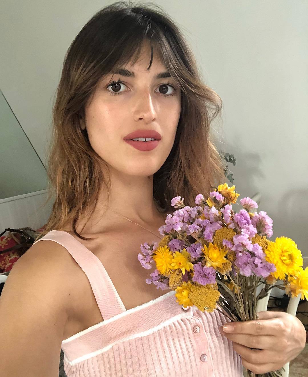 Jeanne Damas com corte de cabelo com franja