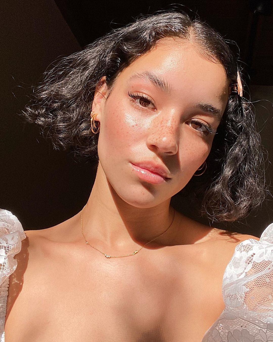 Mulher com corte de cabelo reto no cabelo cacheado