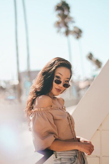 mulher de óculos com cabelo longo