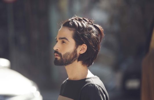 Quer aderir à trança masculina? Aprenda como