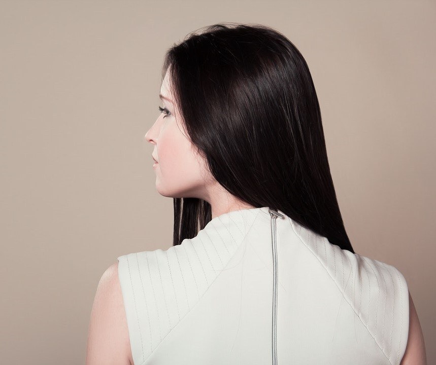 Mulher com cabelo fino e ralo preto longo
