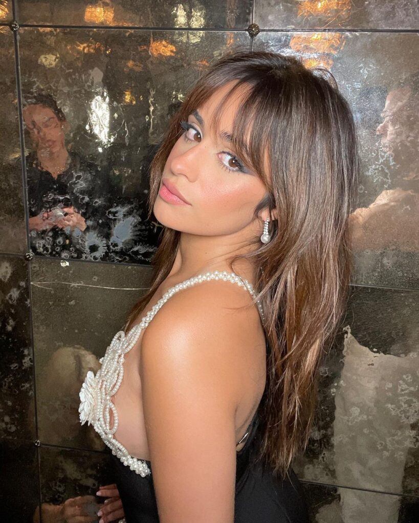 Camilla Cabelo com franja desfiada e cabelos compridos