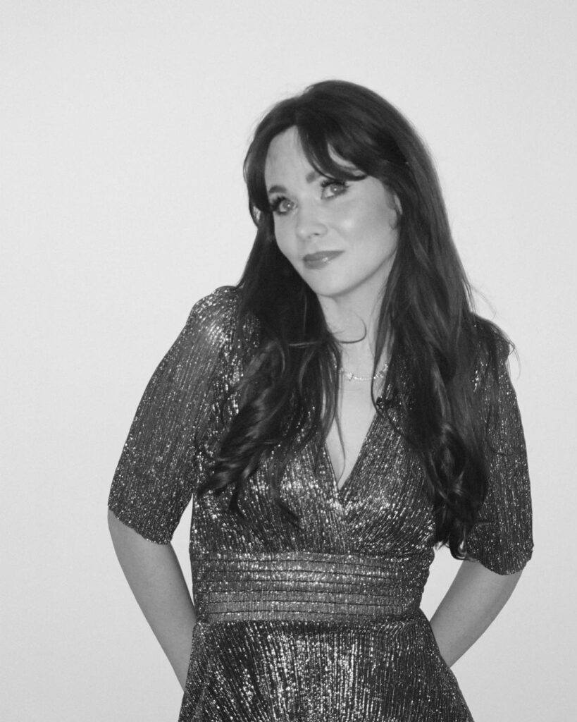 Zooey Deschanel em foto preto e branco com franja lateral