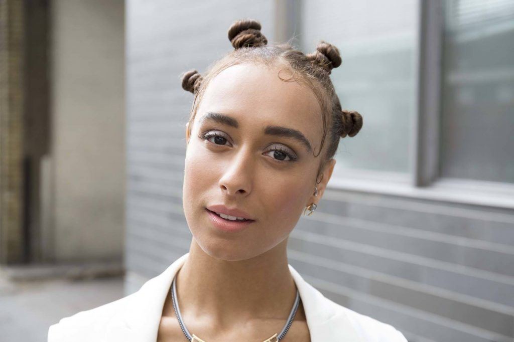 mulher com bantu knots