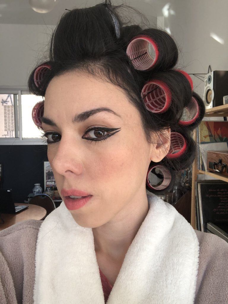 Virgínia Barbosa com bobes no cabelo antes de fazer o penteado Brigitte Bardot