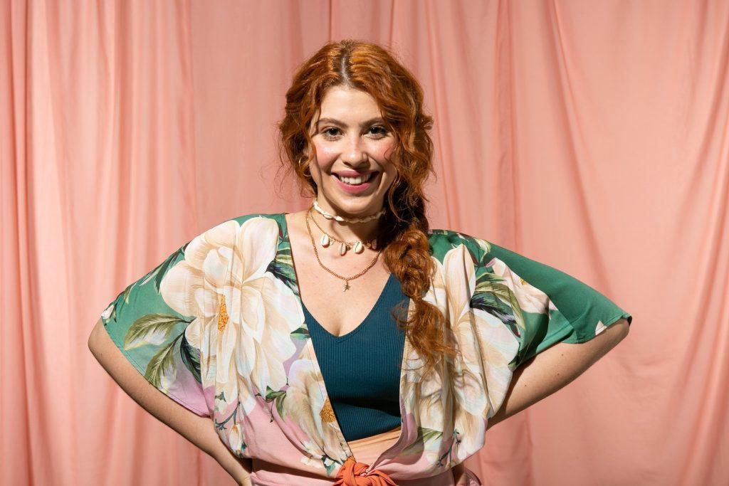 mulher ruiva com cabelo cacheado com trança