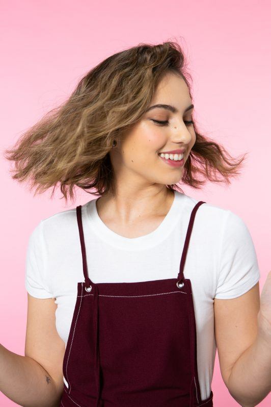 mulher com cabelo ondulado curto