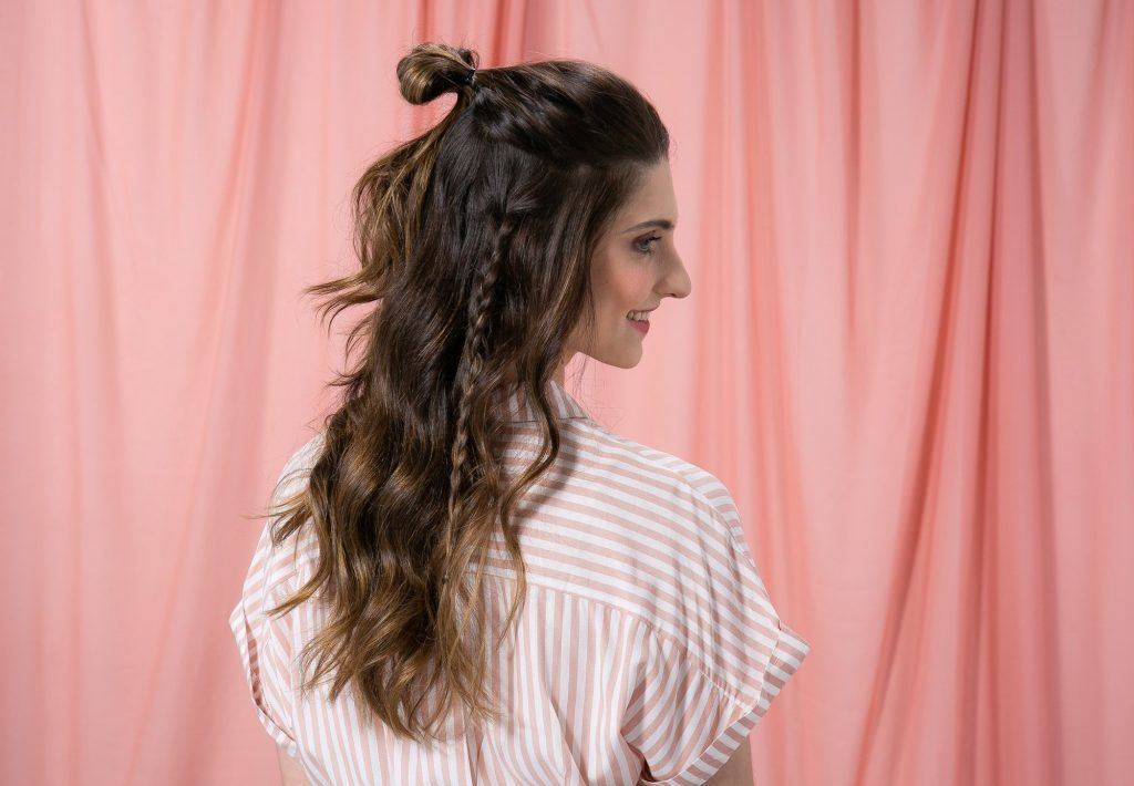 mulher com cabelo longo semipreso com coque