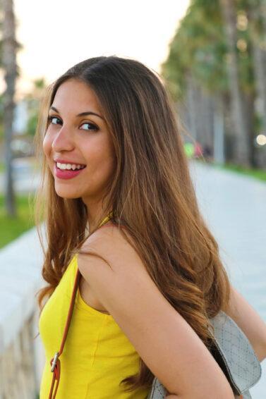 mulher de cabelos lisos
