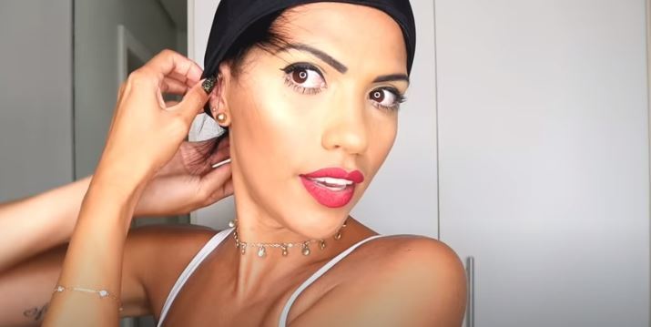 YouTuber do canal Dicas da Chris coloca touca no cabelo