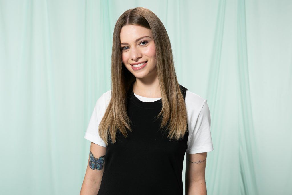 Modelo com cabelo longo e liso inspirado na personagem Rachel Green, de Friends