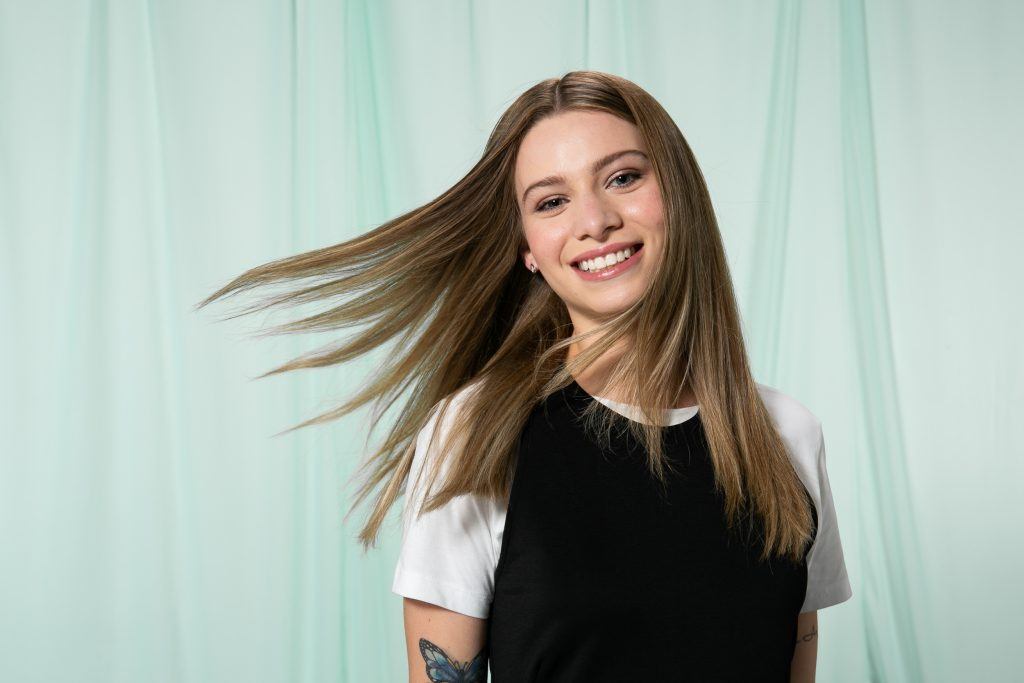 Modelo com cabelo liso chapado inspirado na persoagem Rachel Green, de Friends