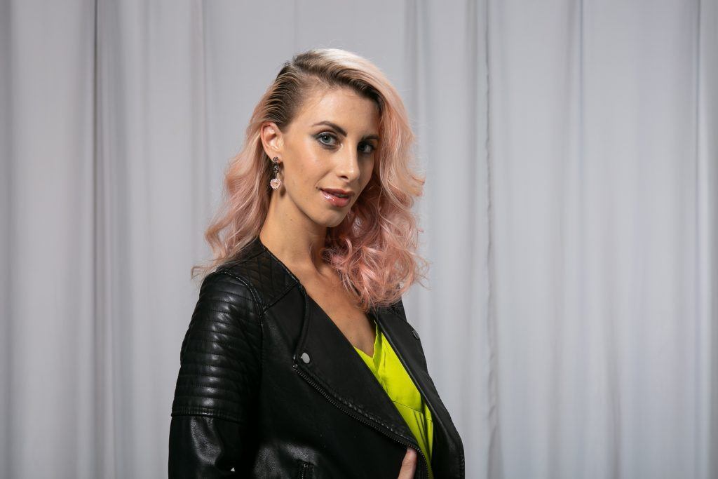 mulher com cabelo ondulado na lateral
