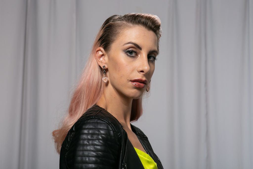 mulher com cabelo de lado com topete