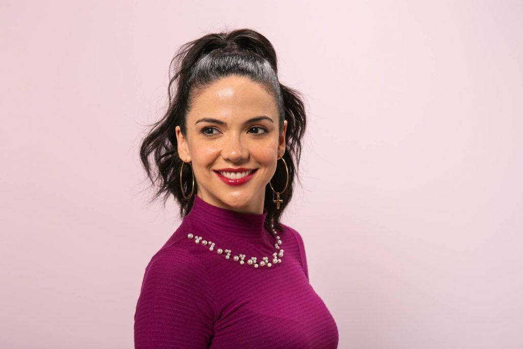 Mulher com rabo de cavalo alto com gel