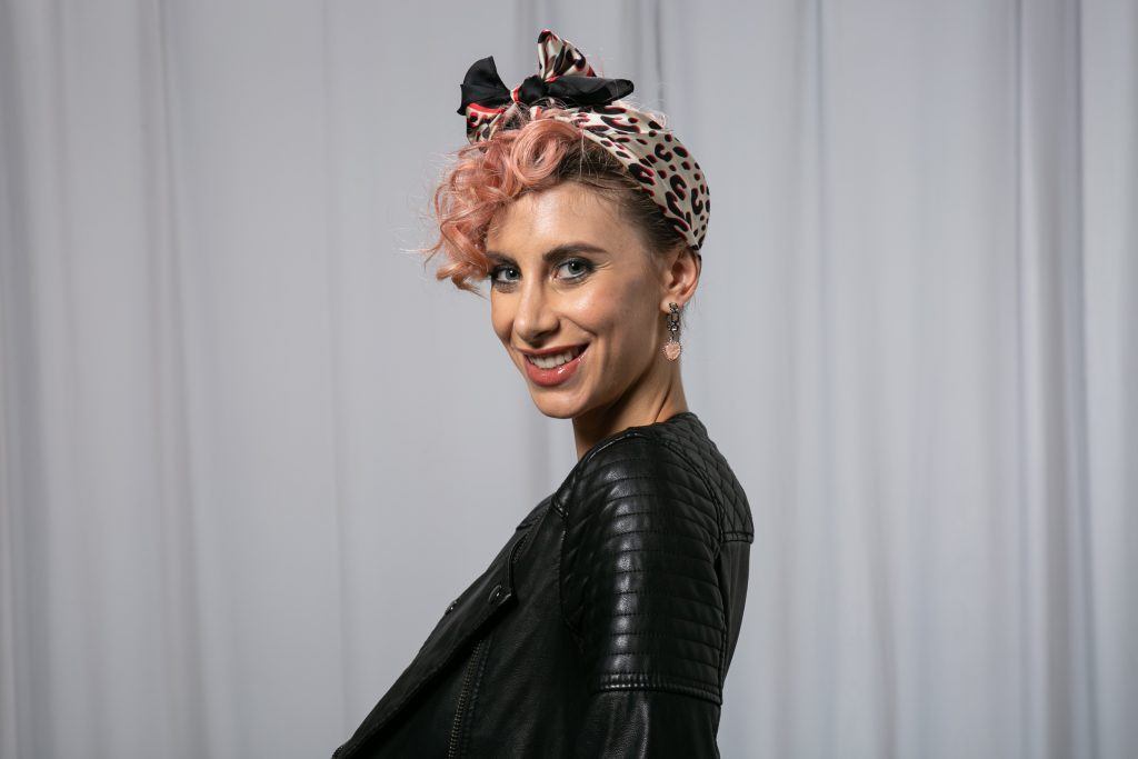 mulher com franja cacheada com lenço no cabelo