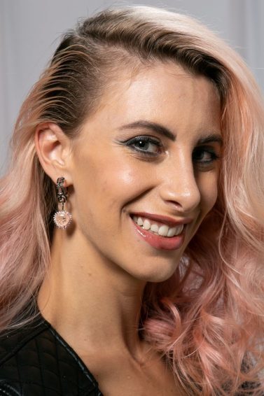 mulher com cabelo dividido de lado com ondas