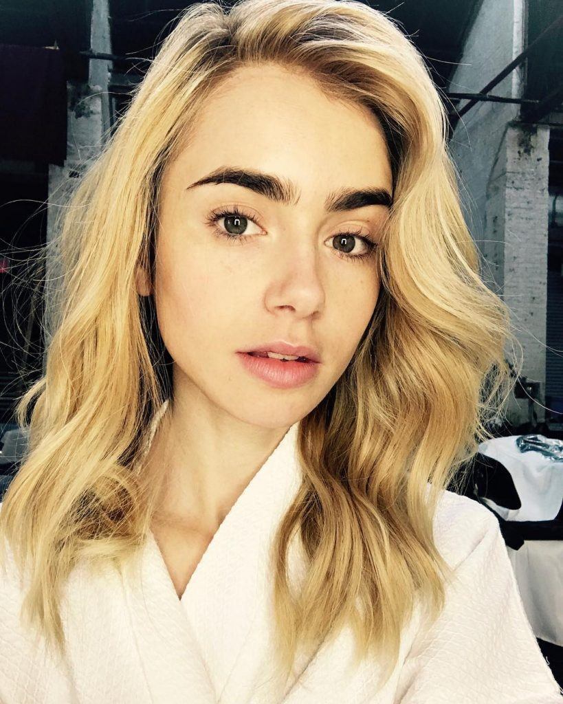 lily collins com cabelo longo loiro
