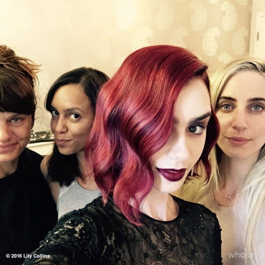 lily collins com cabelo bob avermelhado