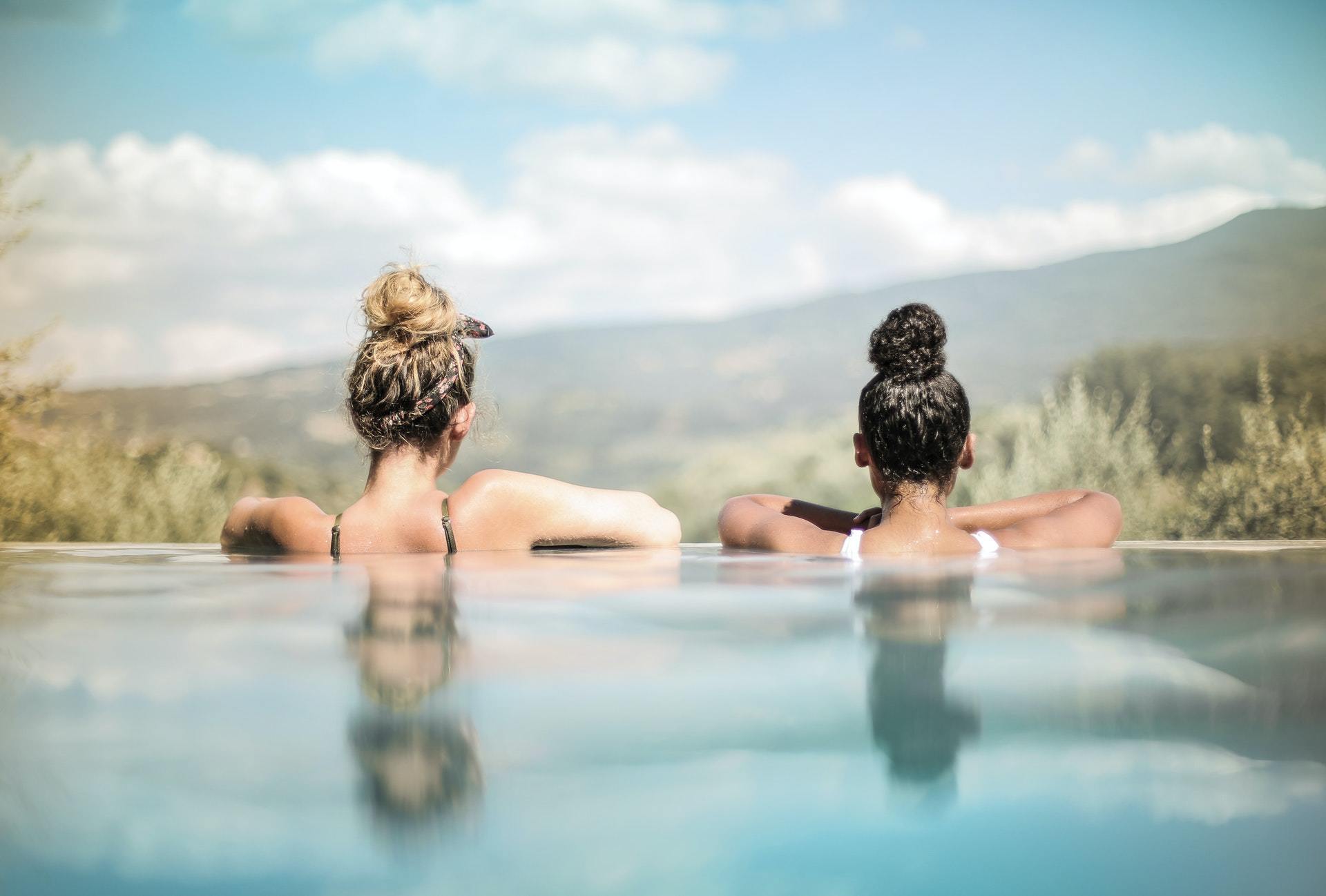 Como tirar cloro do cabelo e proteger os fios da água da piscina