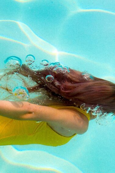 mulher mergulhando na piscina