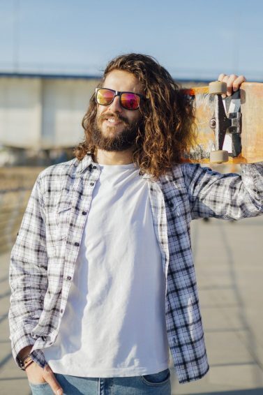 Modelo com cabelo comprido masculino