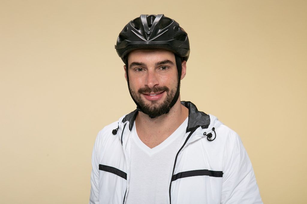 homem com capacete de bike