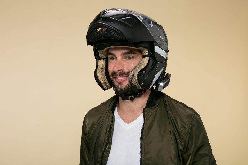 homem com capacete