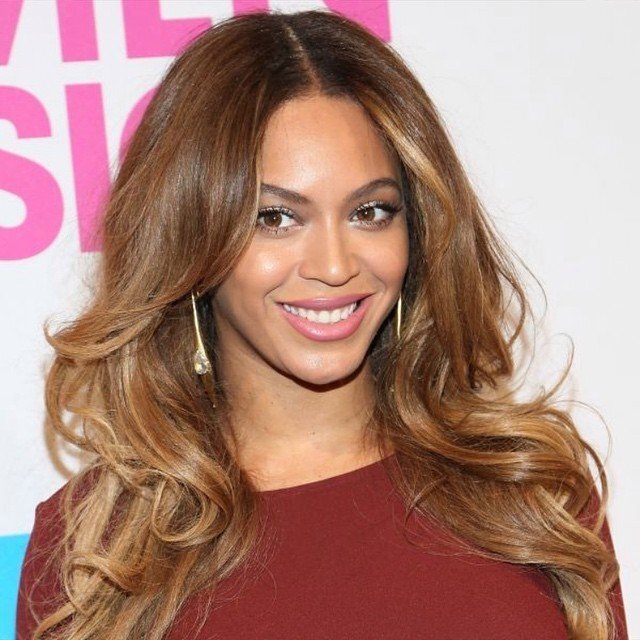 Beyoncé com cabelos ondulados