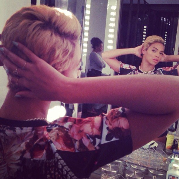 Beyoncé com cabelo joãozinho