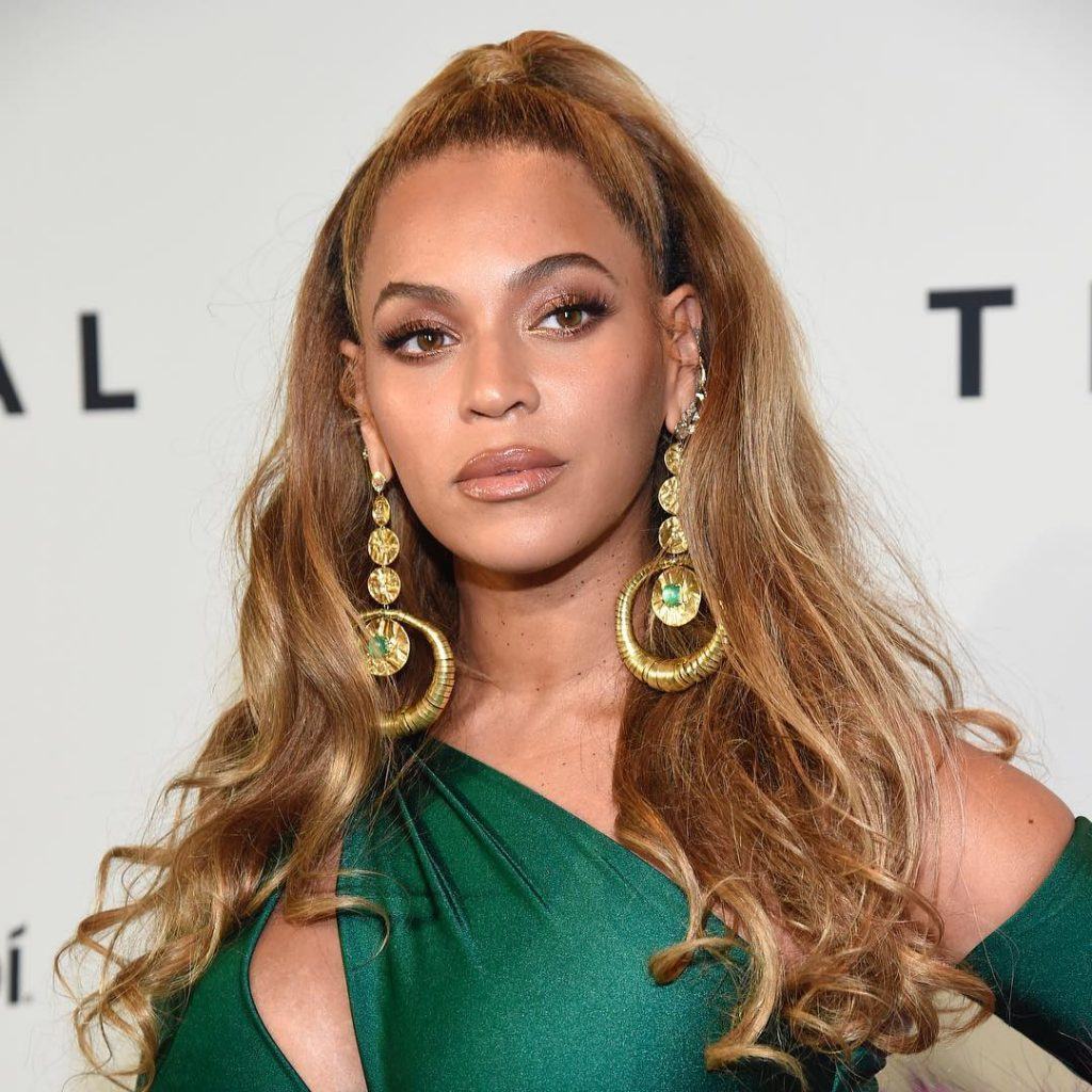 Beyoncé com penteado semipreso