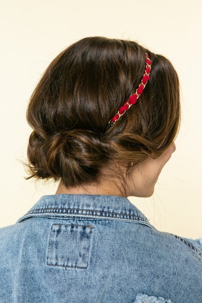 Mulher com coque com acessório