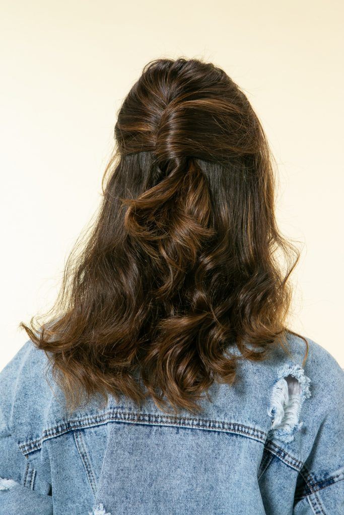 Mulher com cabelo semipreso com coque banana