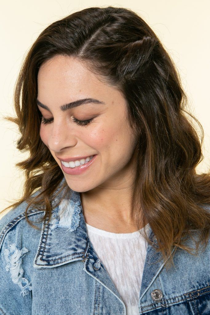 Mulher com cabelo semipreso comtor i