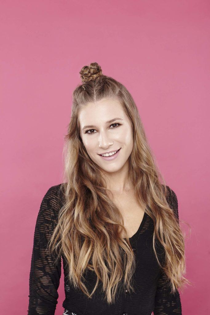 modelo com um dos penteados para feriado